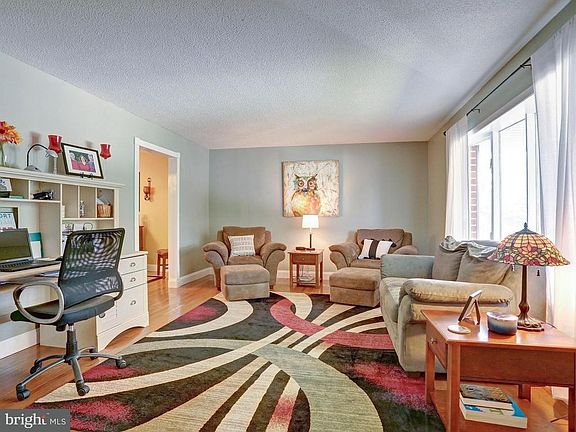 3rd image of 15 Dickinson Ct