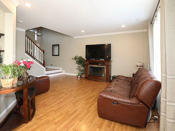 4th image of 1064 Stamford Ct