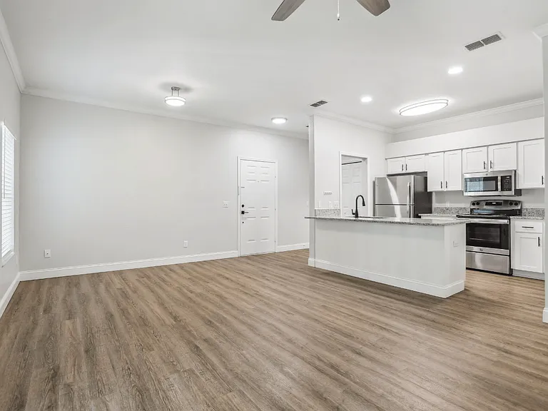 Waters Edge Apartments — Photo 13