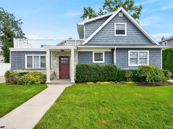 120 Evelyn Ave, Westbury, NY 11590