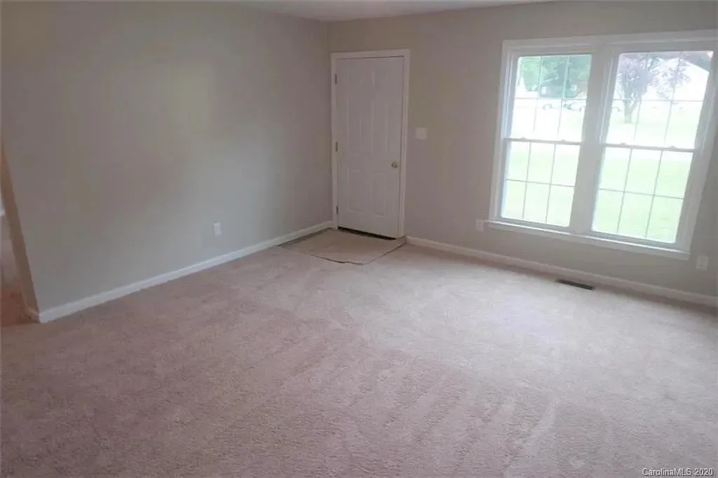 3 bed, 1161 sqft, $1,650 — Photo 2