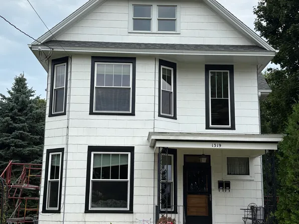 1319 1/2 Mount Pleasant St, Dubuque, IA 52001