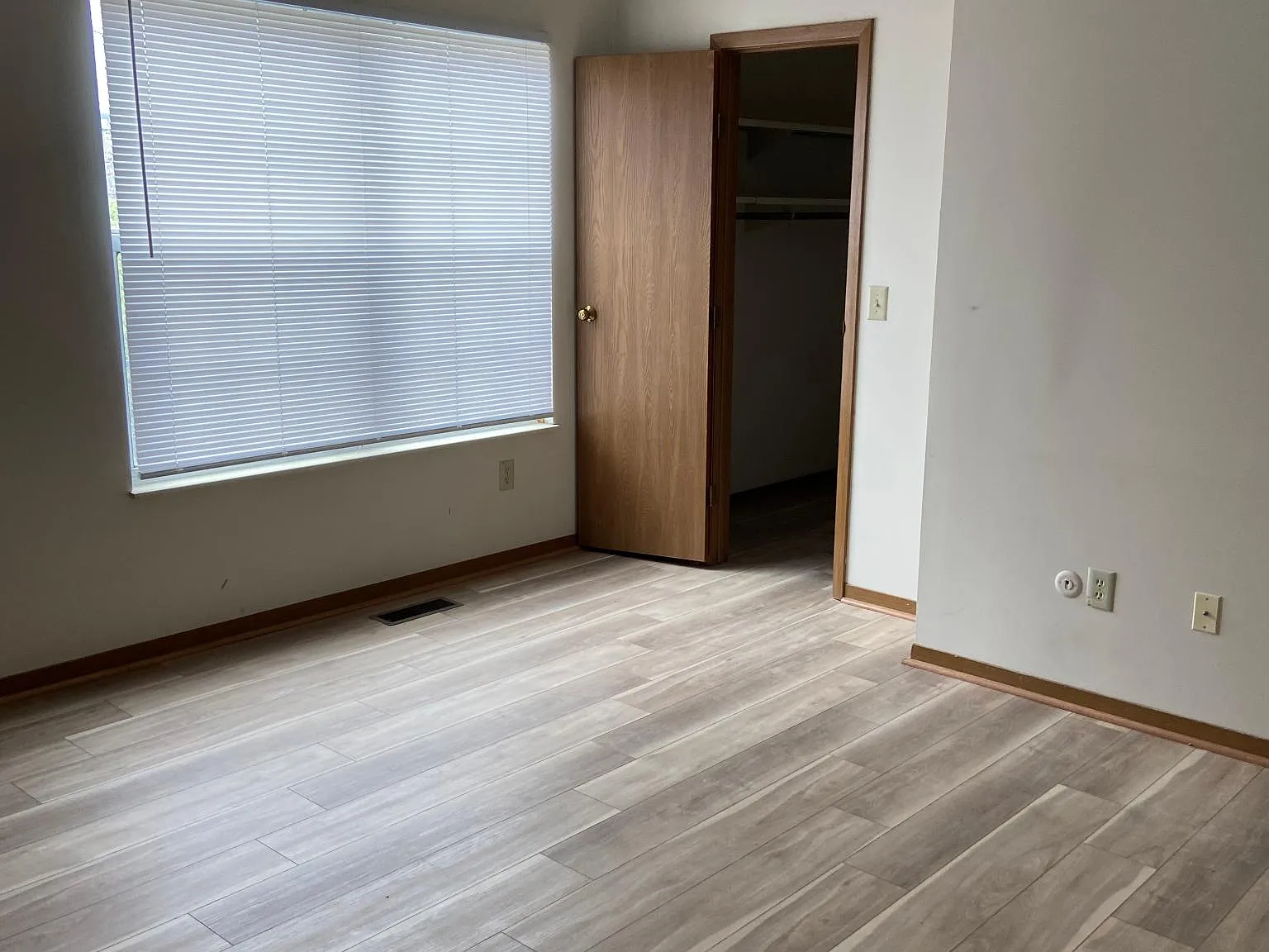 1 bed, 900 sqft, $1,150 — Photo 3