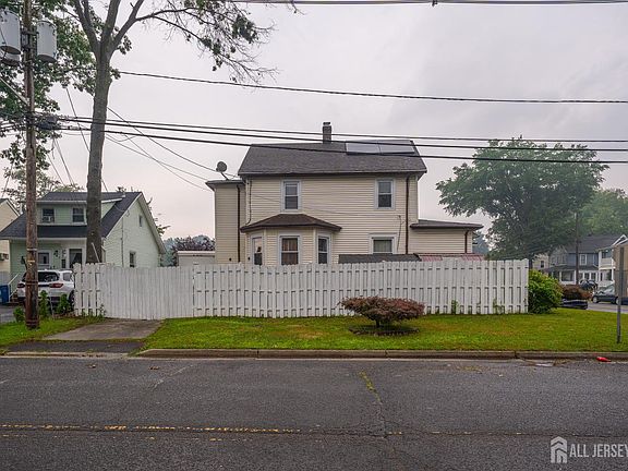 3rd image of 102 Runyon Ave