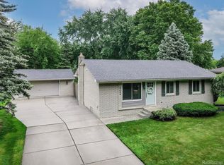 4654 Chapel Dr, Troy, MI 48085