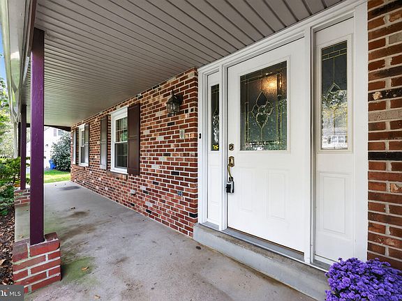 3rd image of 21 Berkshire Dr