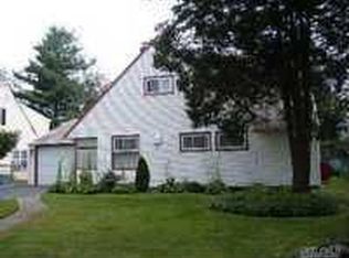 25 August Ln, Hicksville, NY 11801
