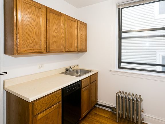 2nd image of 1913 W Larchmont Ave #B2