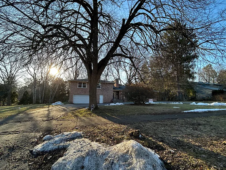 370 Sandringham Rd — Photo 32