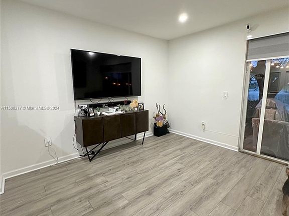 5th image of 2932 SE 2nd Dr Unit 2