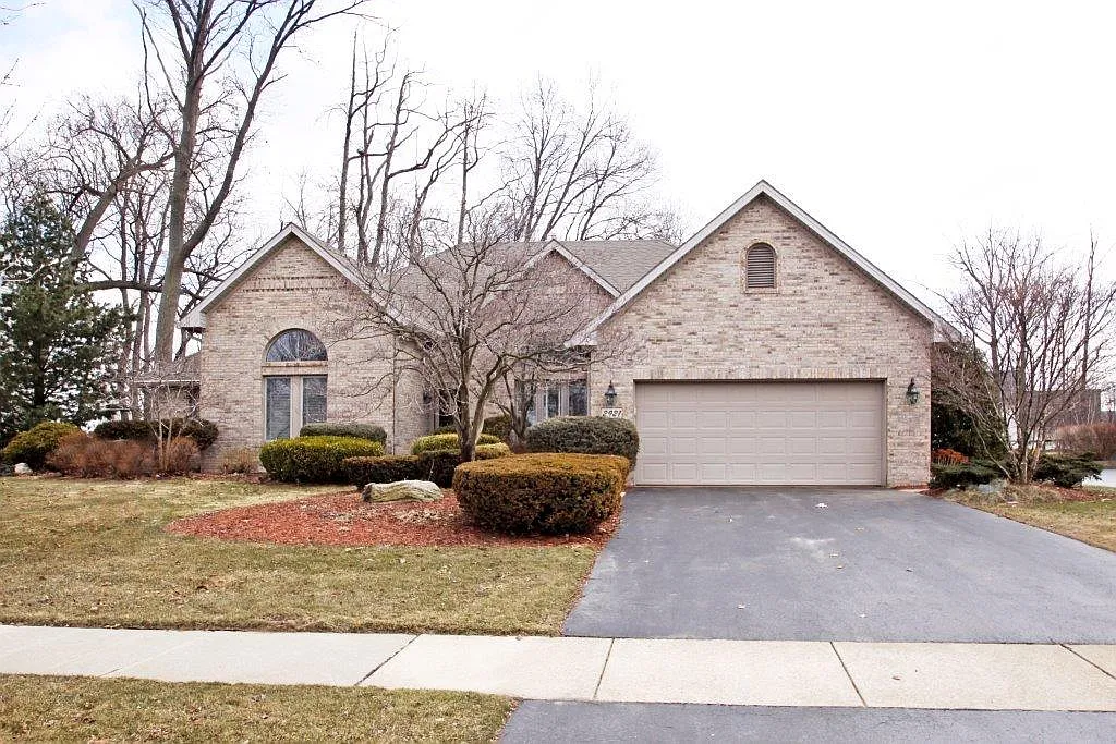 2921 Long View Dr photo 1