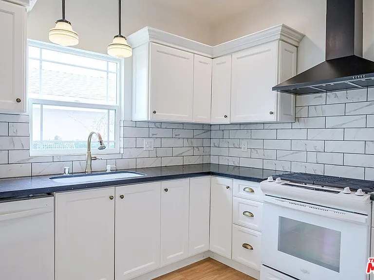 6110 De Longpre Ave #4 — Photo 15