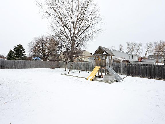5th image of 612 39th Ave S