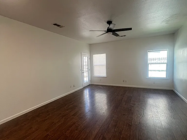 637 Glenn View Ct — Photo 4