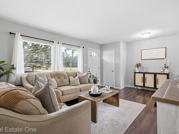 3rd image of 340 W Hopkins Ave