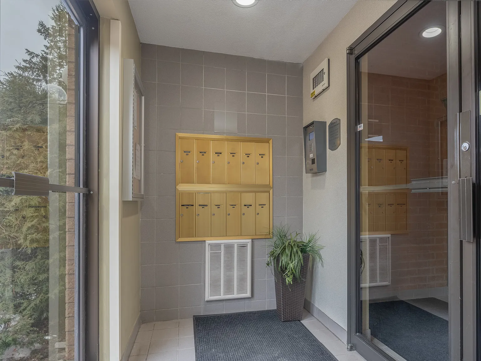 Place Notre Dame Apartments — Photo 3