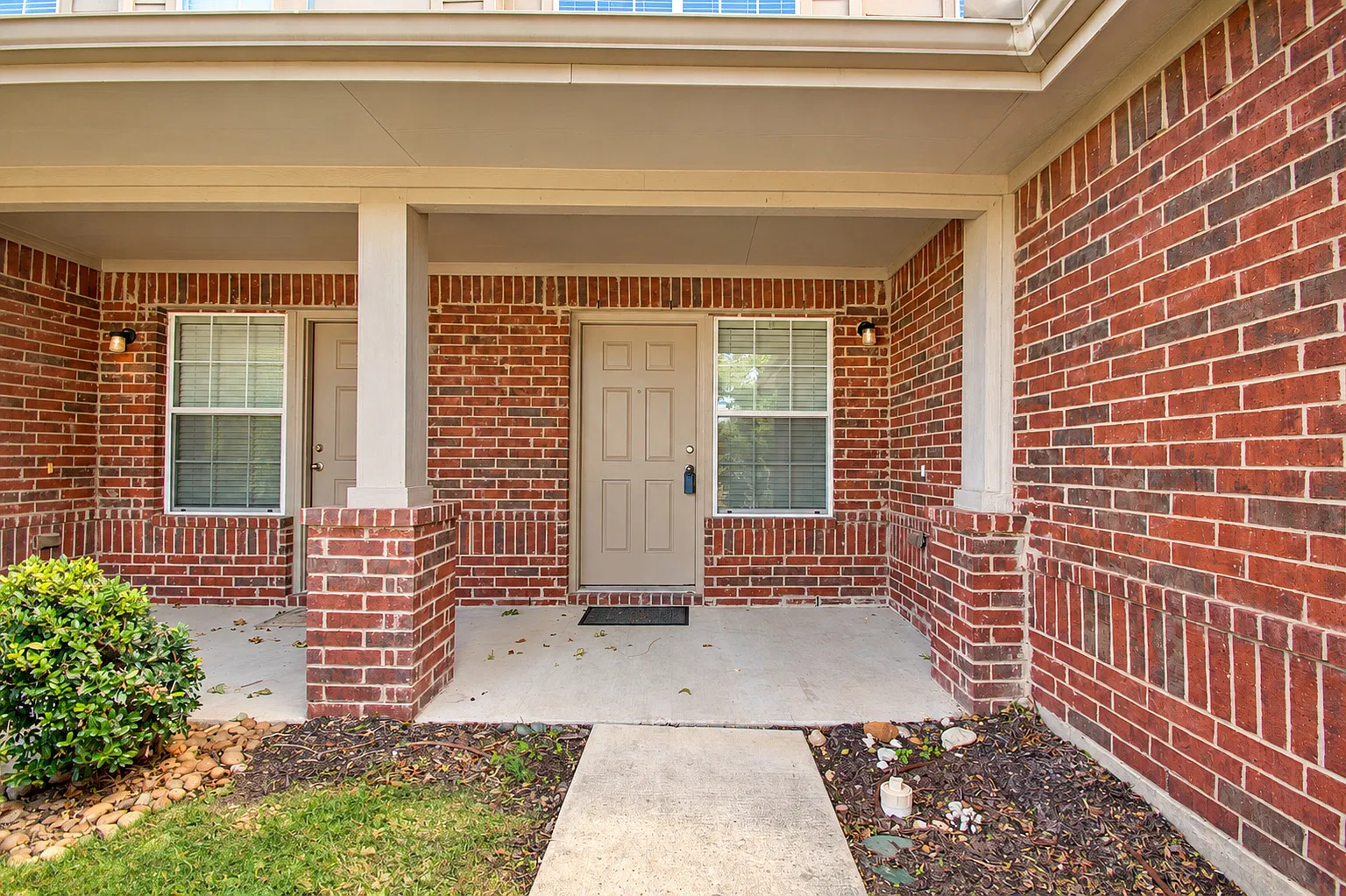 3 bed, 2.5 bath, 1653 sqft, $1,950 — Photo 2
