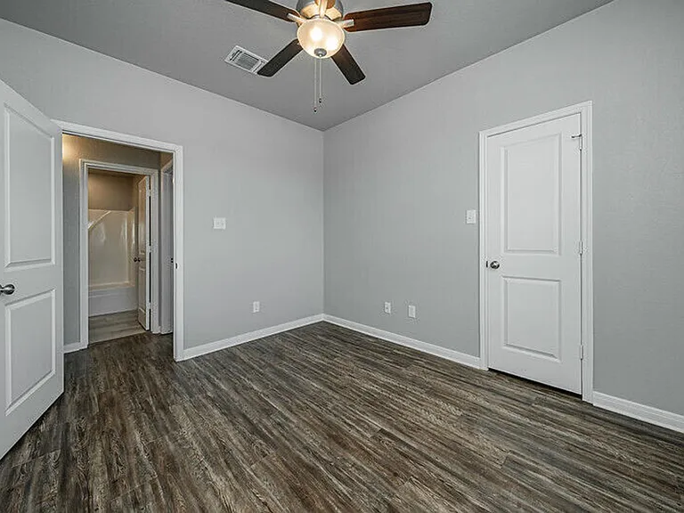 1362 Kingsgate Dr — Photo 4