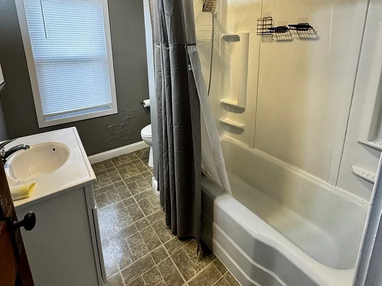 309 E Oak St — Photo 10