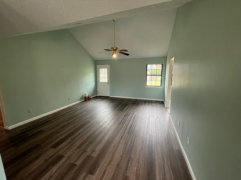 907 Primrose Ln — Photo 4
