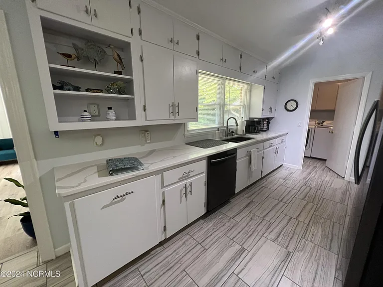 518 Rose Ave — Photo 3