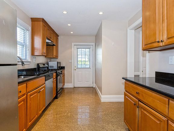 2nd image of 39 Prescott St
