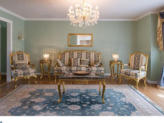 3rd image of 9 Stoneybrook Dr