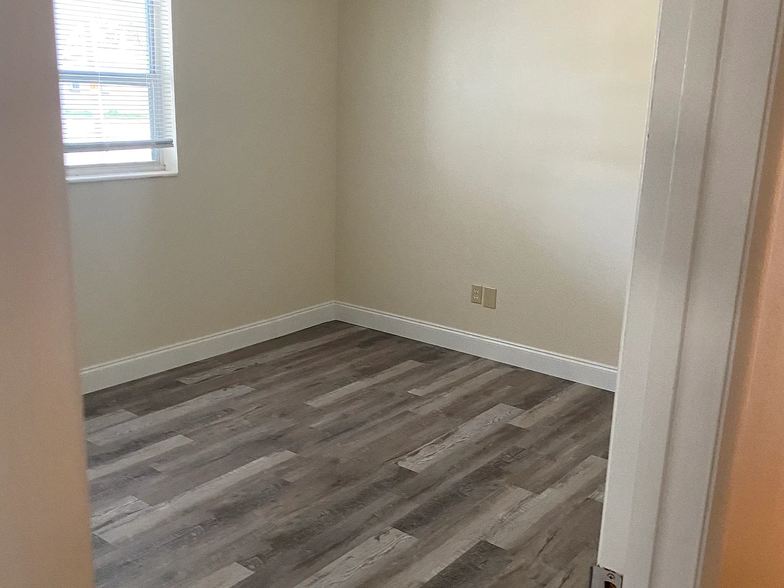 141 W Connecticut Ave — Photo 2