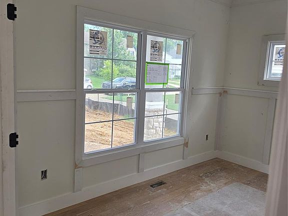 3rd image of 923 Poinsetta Ln