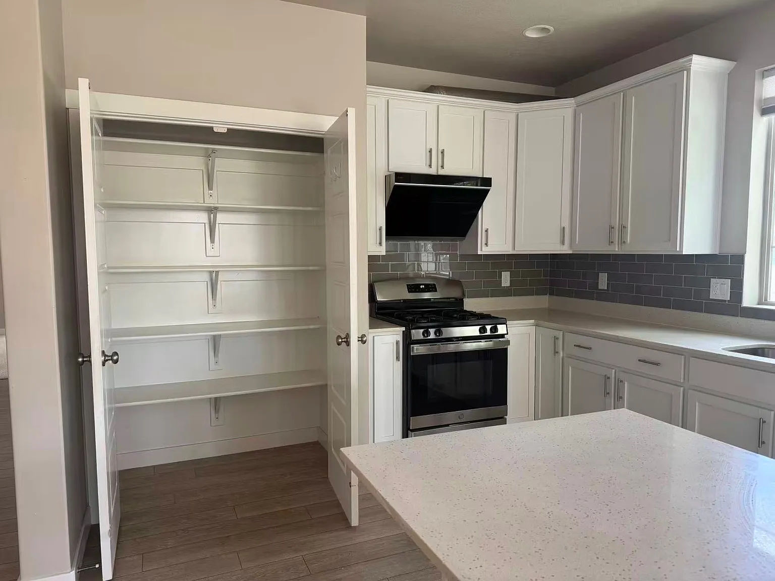 4 bed, 2.5 bath, 3970 sqft, $2,650 — Photo 3