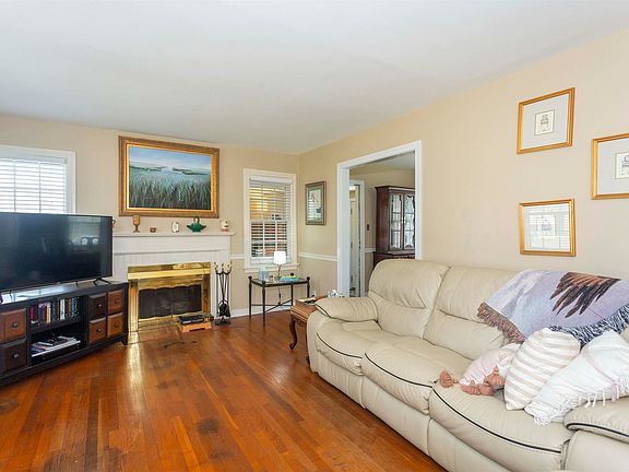4th image of 878 Pinecrest Dr
