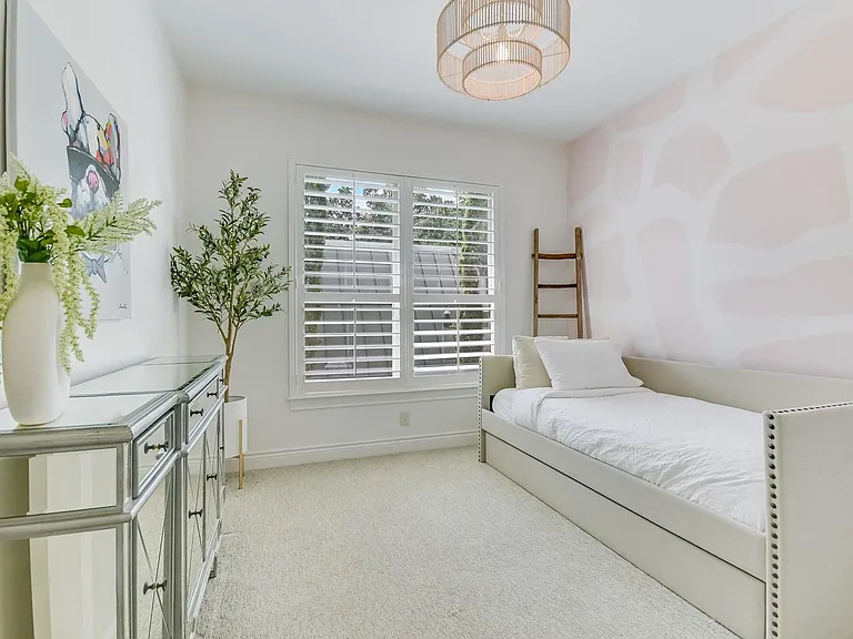 809 Kinney Ave — Photo 18