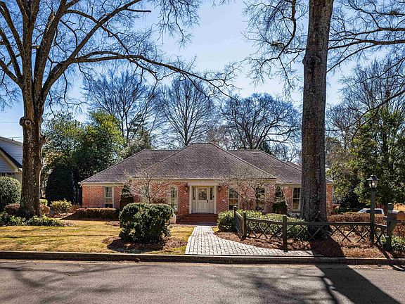 4th image of 2201 Chanticleer Ln