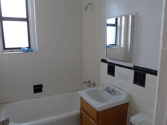 5th image of 14403 Barclay Ave APT 5B