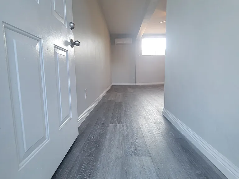 2550 Montrose Ave — Photo 1