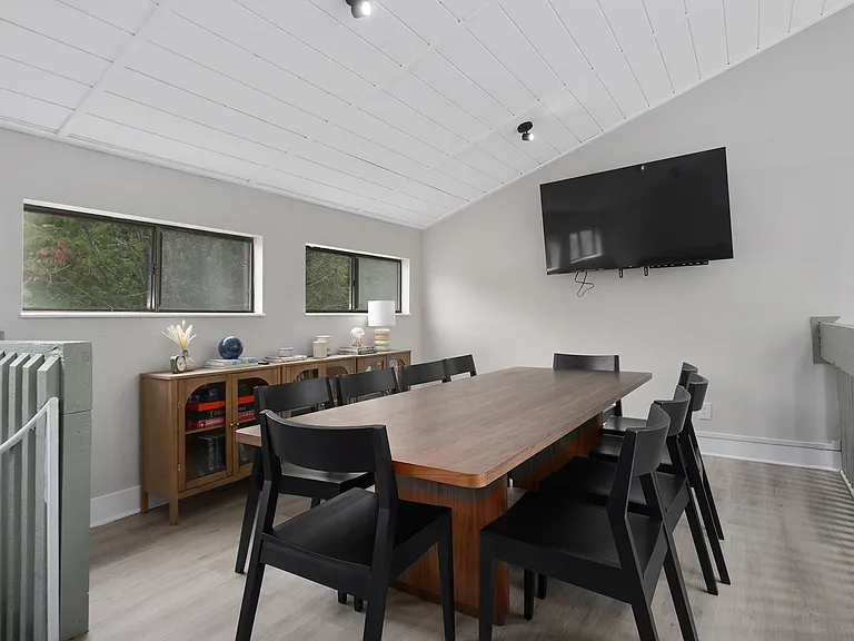 Robin Hill Apartments — Photo 12