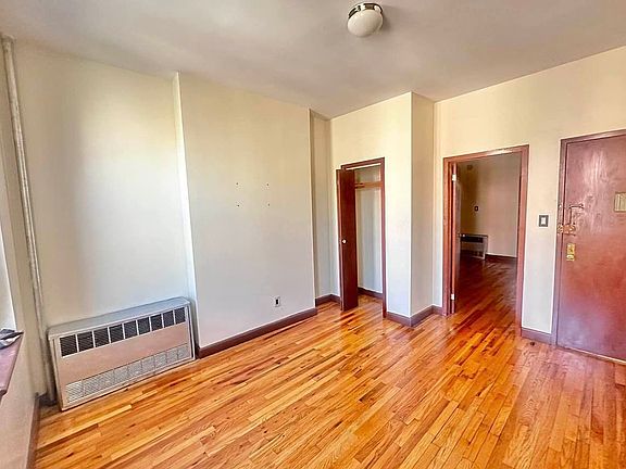 4th image of 1048 Putnam Ave #3