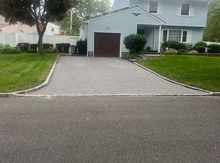 6 Caxton St, Melville, NY 11747