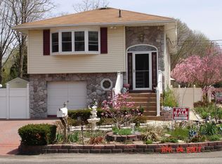 61 Parkway Gardens Blvd, Hauppauge, NY 11788