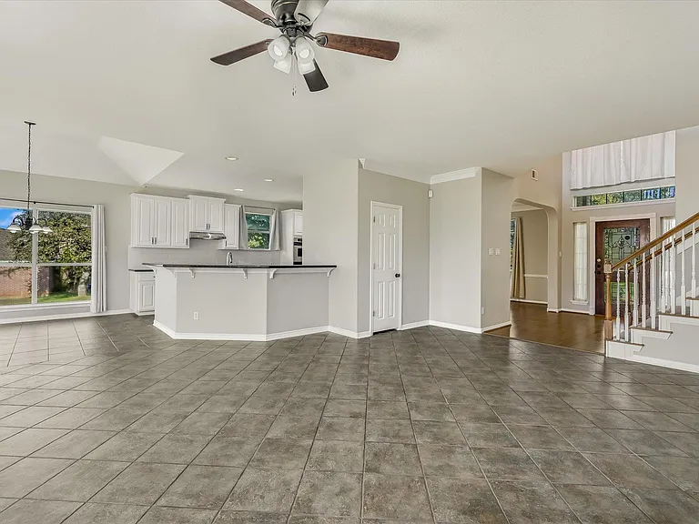 10802 Hastings Ln — Photo 4