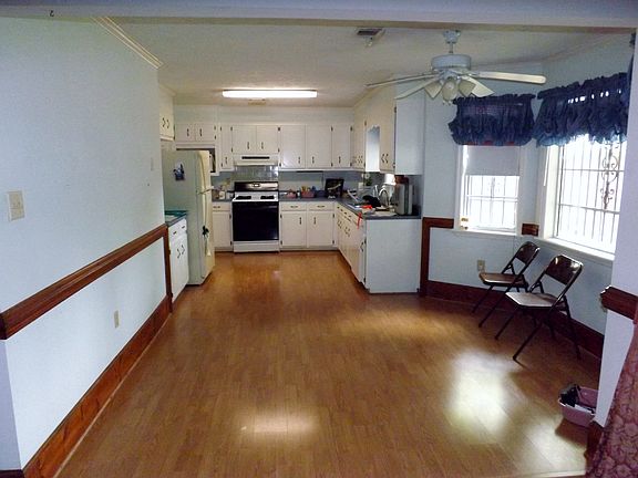 2nd image of 1816 Harcourt Dr