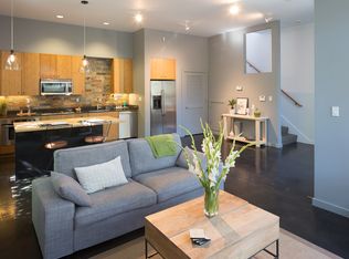 17 Moss Ln, Oakland, CA 94608