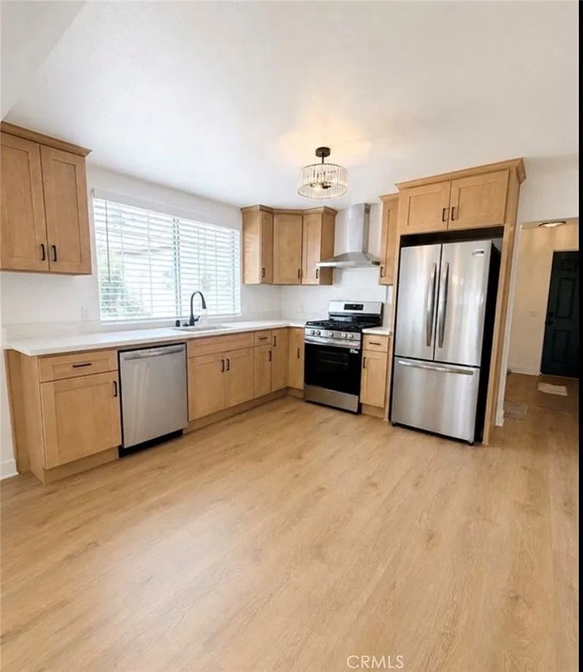 3 bed, 1200 sqft, $3,095 — Photo 2