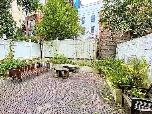 2nd image of 215 E 29th St