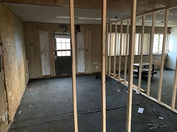 3rd image of 124 E New Albany Ave