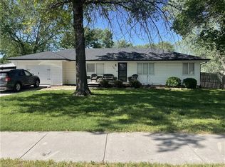 207 W 2nd St, Tonganoxie, KS 66086