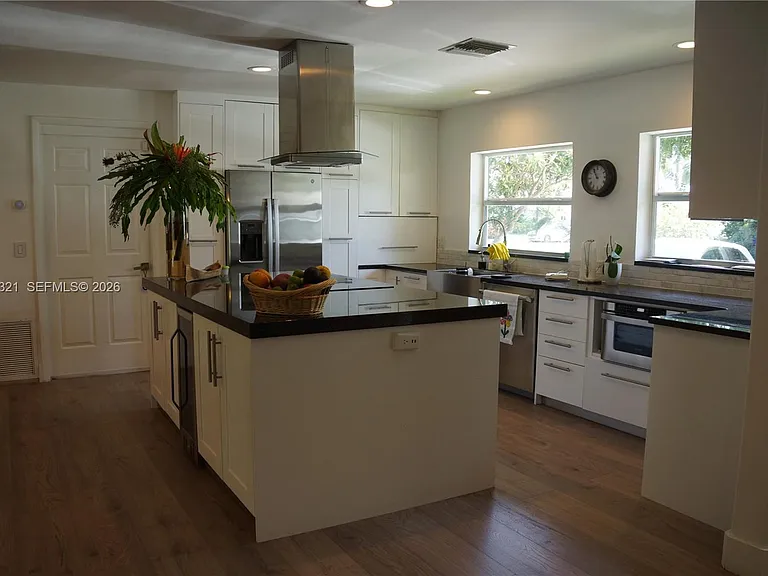 1251 SW 11th Ter — Photo 8