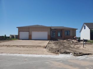 1201 W Lakeway Ct, Andover, KS 67002
