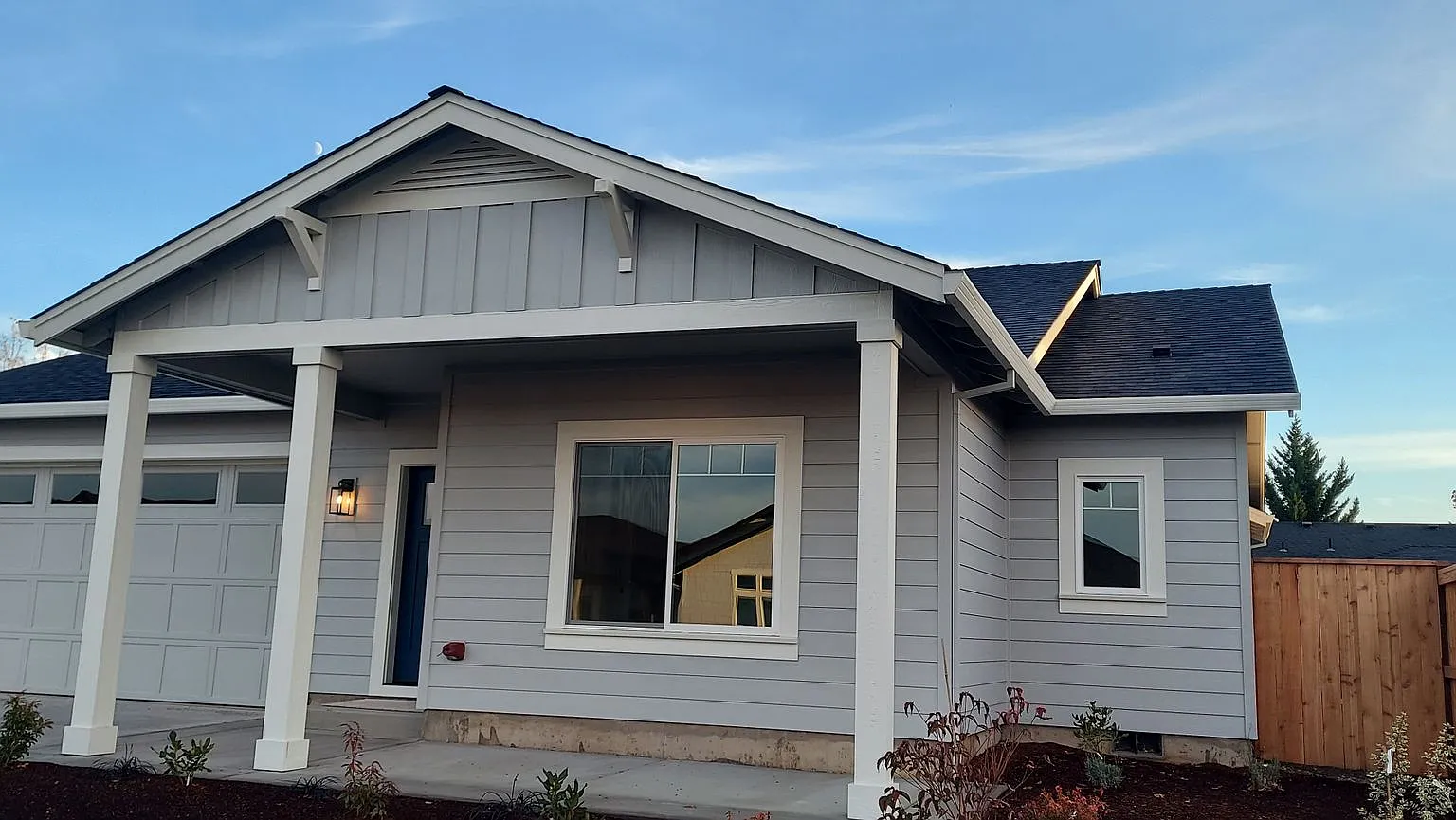 Beautiful 3 Bedroom, 2 Bathroom Home in Central Point — Photo 1