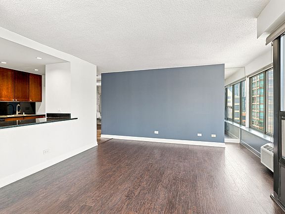 4th image of 30 E Huron St APT 2007